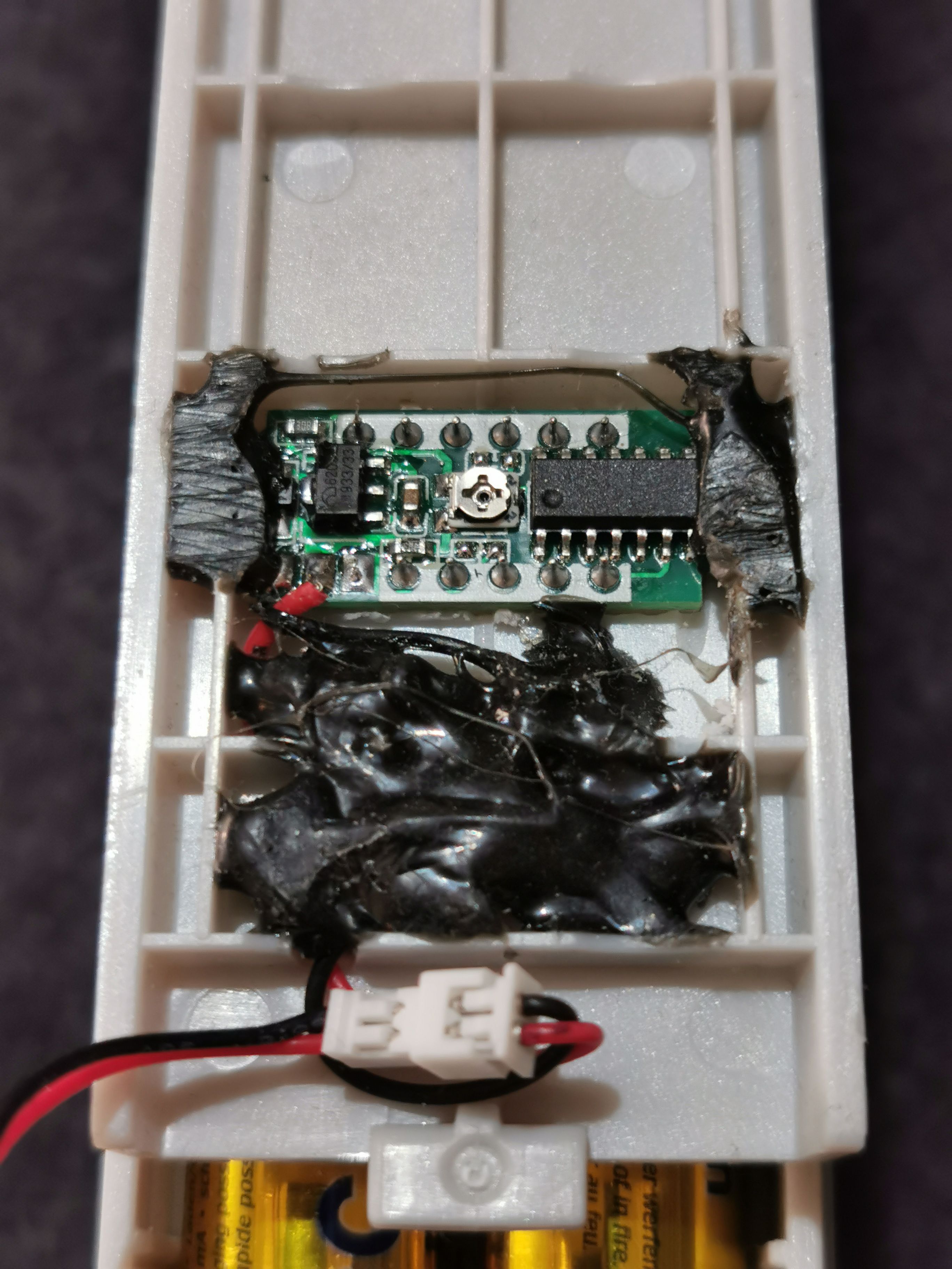 Roland Aerohone Mini - Adding a Voltmeter - Internal